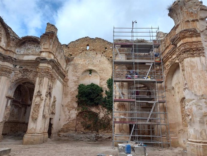 Restauradores de Fundación Santa María de Albarracín consolidan un nuevo espacio en el Convento de Cuevas de Cañart.