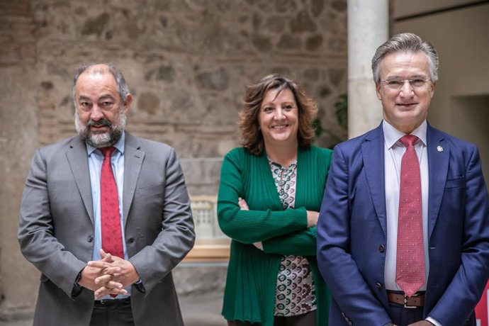 El rector de la UCLM, Julián Garde; la consejera de Economía, Empresas y Empleo, Patricia Franco, y el profesor Felipe Hernández Perlines, presentan el libro de Casos de Éxito en la Economía Social en Castilla-La Mancha.