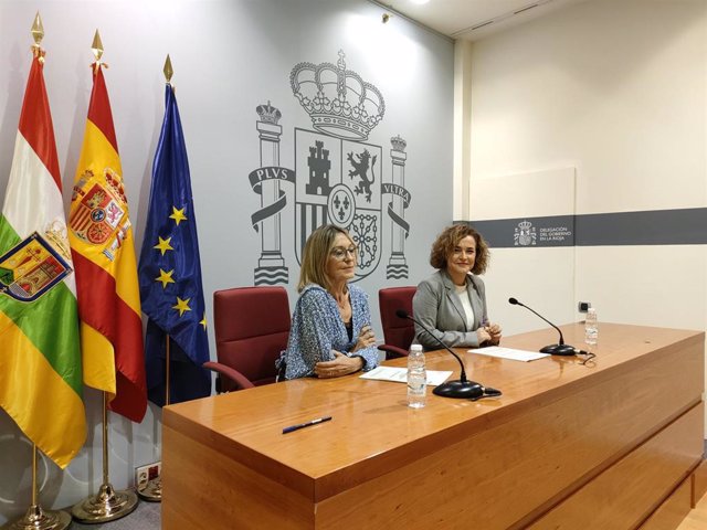 La delegada del Gobierno en La Rioja, Beatriz Arraiz, y la jefa de la Unidad de Coordinación contra la Violencia sobre la Mujer, Flor Moral, en comparecencia de prensa