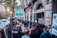 Decenas de sanitarios de urgencia extrahospitalaria claman frente a la Consejería por la reapertura de todos los SUAPs