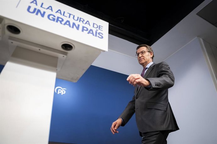 El presidente del Partido Popular (PP), Alberto Núñez Feijóo, a su llegada a una rueda de prensa para realizar una declaración institucional ante los medios por el anuncio del Gobierno de la derogación del delito de sedición del Código Penal, en la sede