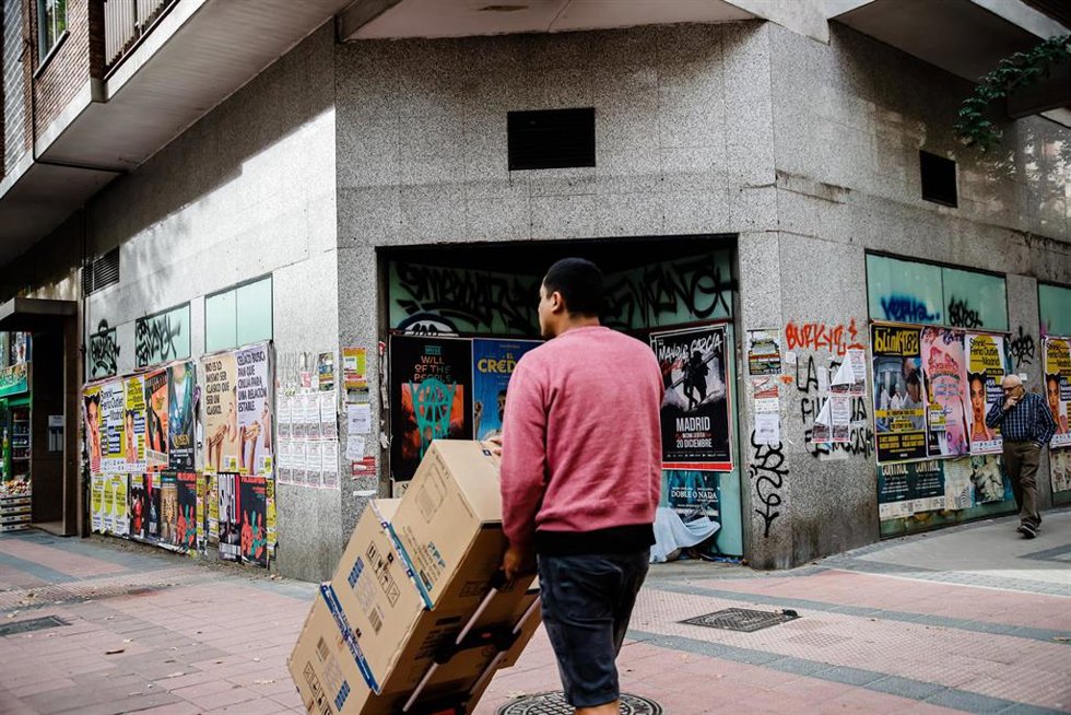 Un repartidor carga con varias cajas, en una imagen de archivo.