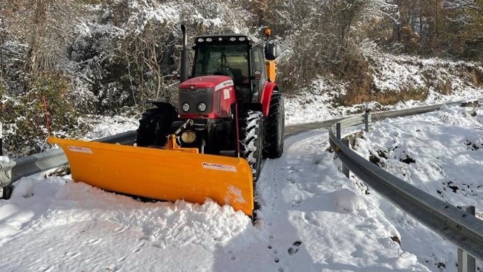 Retirada de nieve del acceso a Fragén, en el término municipal de Torla.