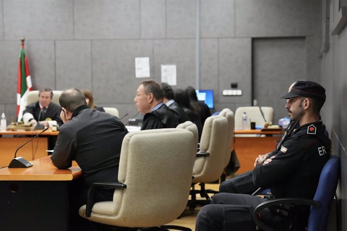 Vista de la sala en la jornada de inicio del juicio, en la Audiencia Provincial de Bizkaia, contra el acusado de matar a su tío en Amorebieta (Bizkaia)