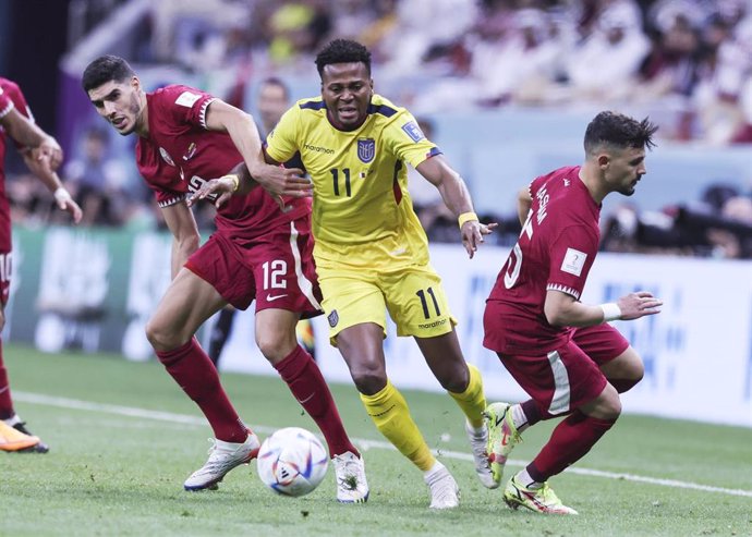 El ecuatoriano Michael Estrada, pugna por el balón ante el jugador de la selección catarí Karim Boudiaf, en el partido inaugural del Mundial de Catar.