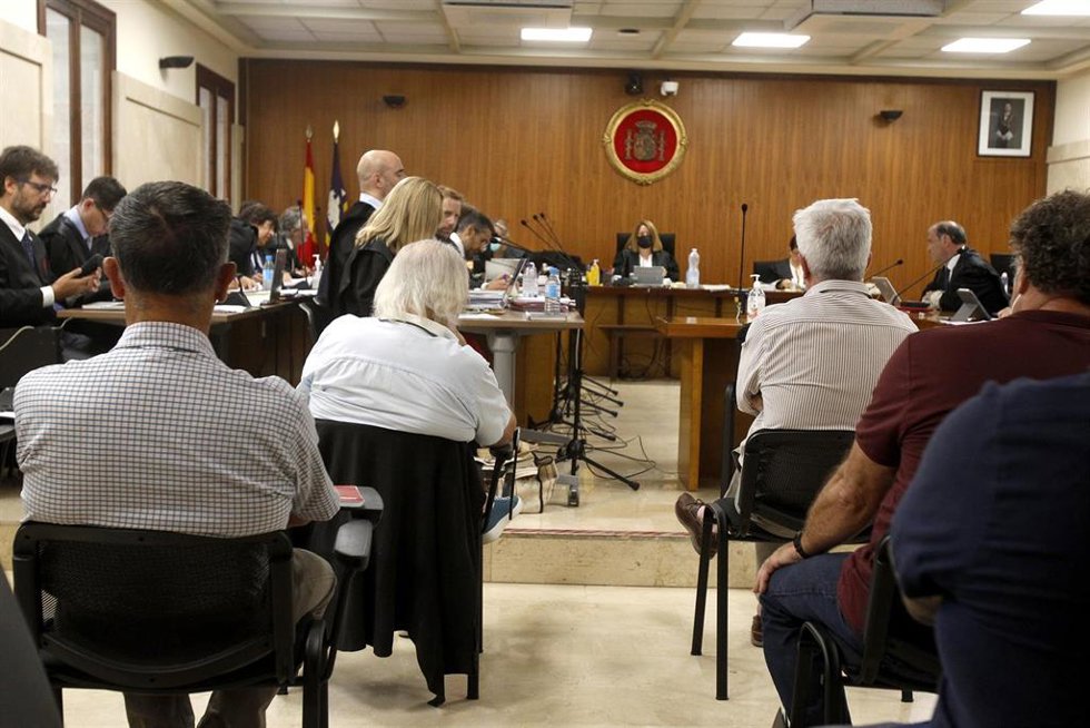 Archivo - El empresario Bartolomé Cursach (i), y la mano derecha del empresario Cursach, Bartolomé Sbert (d), sentados en la Audiencia Provincial de Palma de Mallorca.