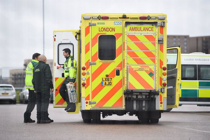 Archivo - 06 April 2020, England, London: A paramedic carries oxygen tanks from an ambulance at the NHS Nightingale Hospital at the ExCel centre, a temporary hospital with 4000 beds which has been set up for the treatment of Coronavirus (Covid-19) patie