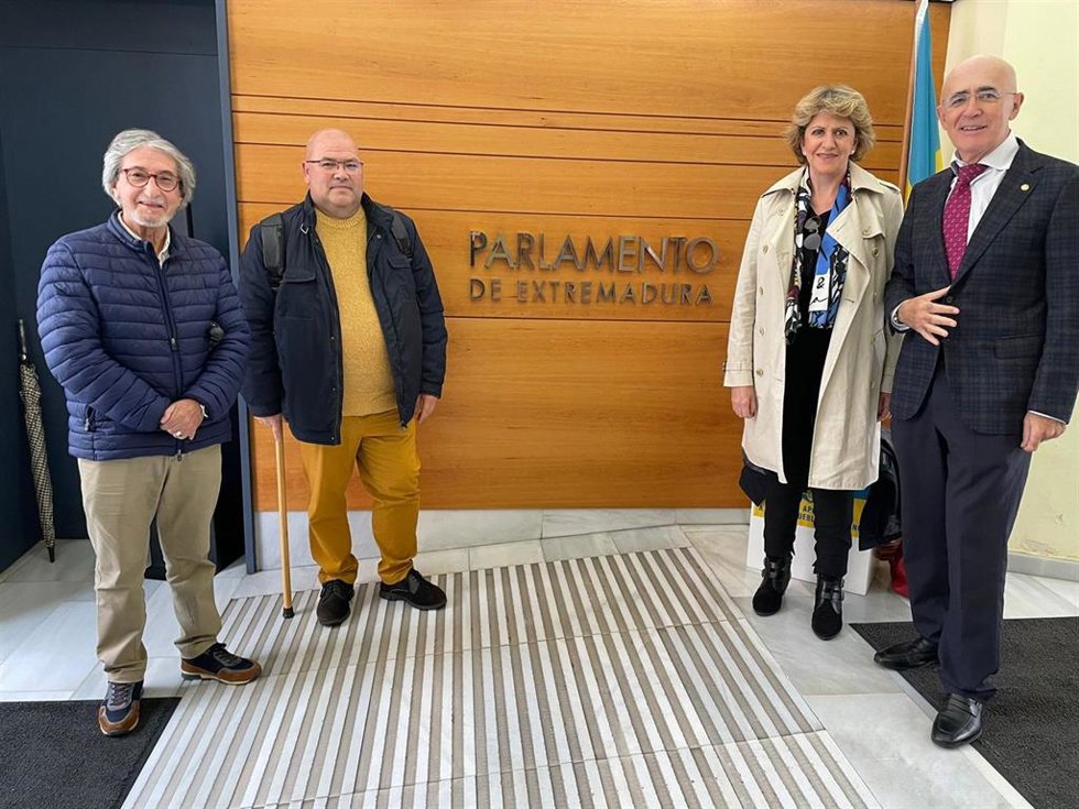 Miembros de la Agrupación Vecinal de Cáceres y del Colegio de Médicos