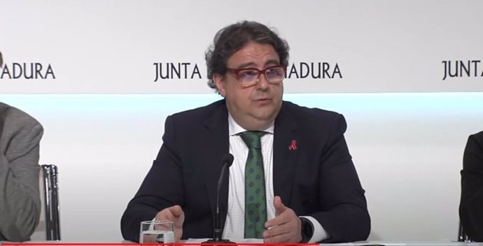 El vicepresidente segundo y consejero de Sanidad y Servicios Sociales, José María Vergeles, en rueda de prensa en Mérida