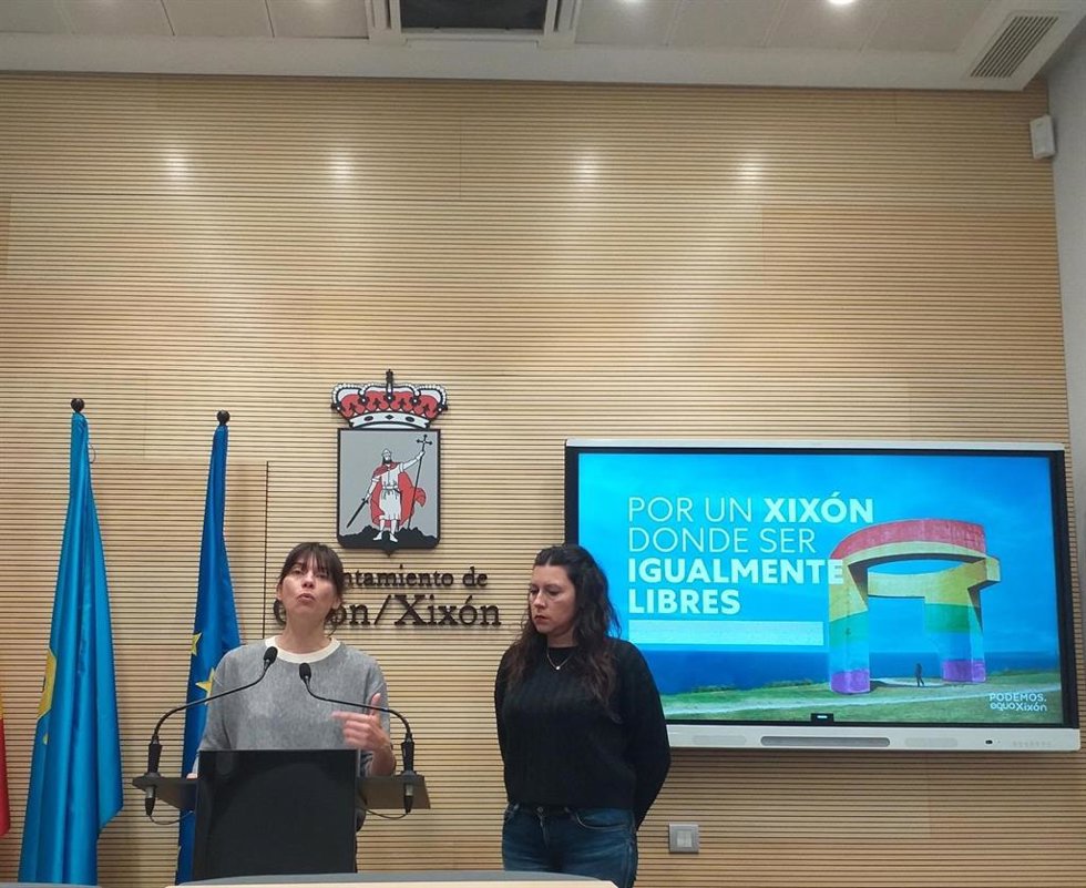 La portavoz de Podemos-Equo Xixón en el Ayuntamiento de Gijón, Laura Tuero, y la diputada regional de Podemos Asturies, Nuria Rodríguez, en rueda de prensa en el Consistorio gijonés