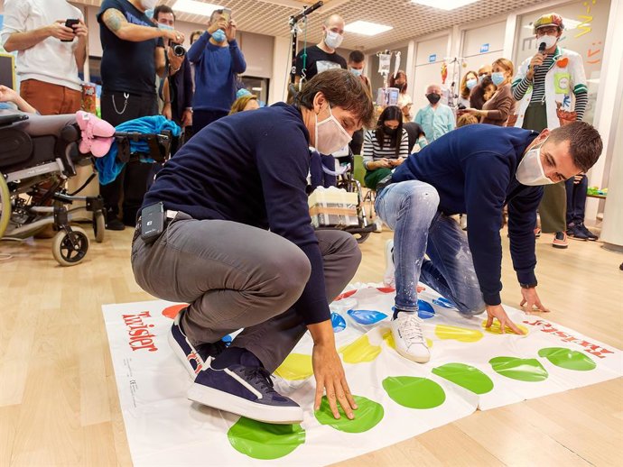 David Villa juega junto a Fernando Morientes durante su visita al Hospital de La Paz en una iniciativa de la Fundación Theodora