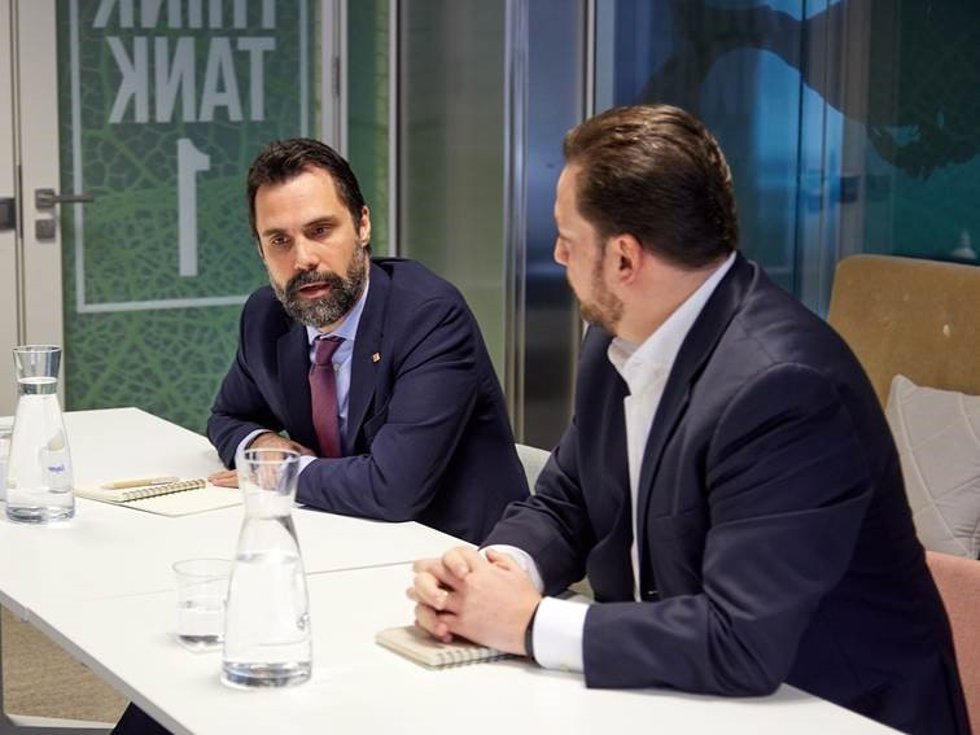 El conseller de Empresa y Trabajo, Roger Torrent, junto con el consejero delegado de Bayer Iberia, Bernardo Kanahuati