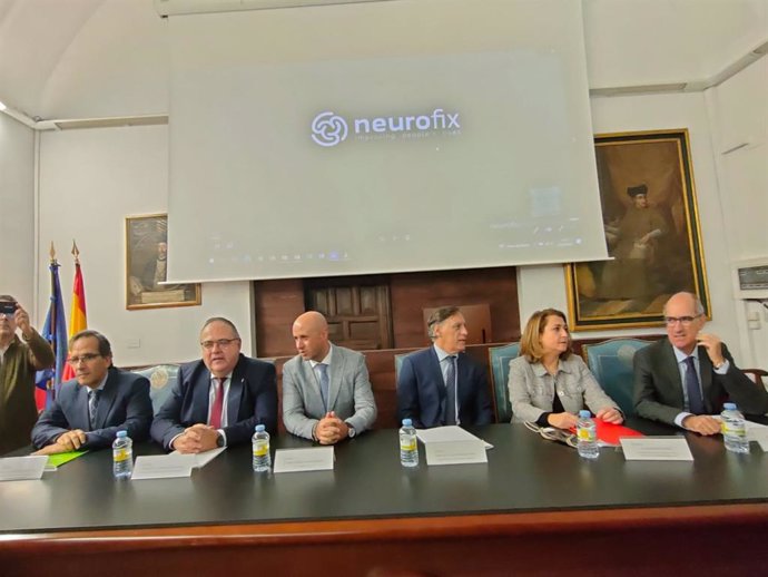 Representantes de Neurofix Pharma y autoridades en la presentación del medicamento NFX88 en Salamanca