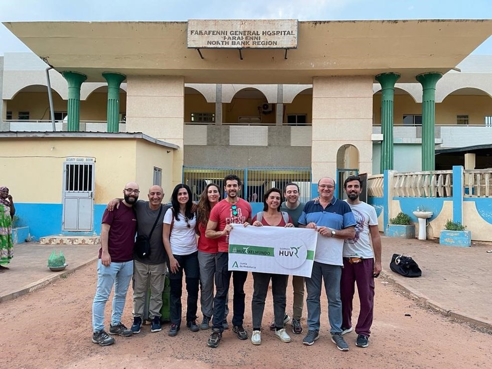 Equipo de cooperantes del Virgen del Rocío en el Hospital de Farafenni en Gambia.