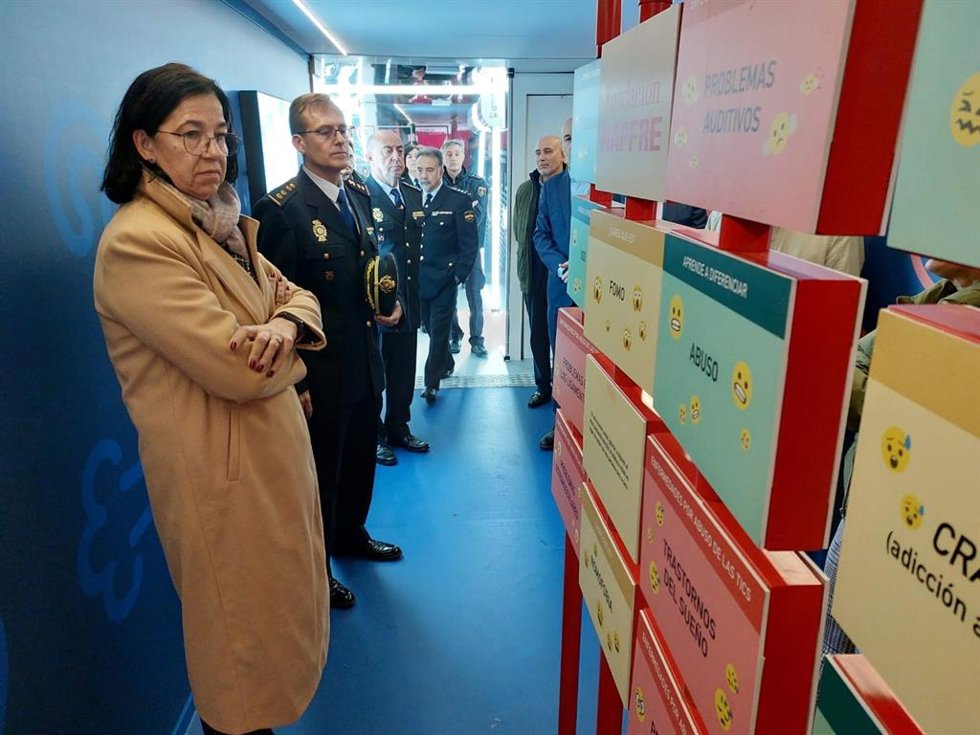 La subdelegada, Alicia Villar, y el comisario provincial, Francisco Oterino, visitan la exposición.