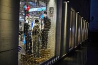 Ayuso y Almeida piden "sensibilidad" al Gobierno para que los escaparates se iluminen después de las 22 horas en Navidad