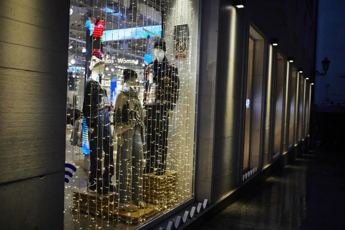 Archivo - Escaparate de un establecimiento ubicado en una zona comercial de la calle de Preciados, en Madrid (España)