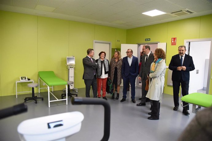 El presidente de Castilla-La Mancha, Emiliano García-Page, en el centro de salud de Cifuentes