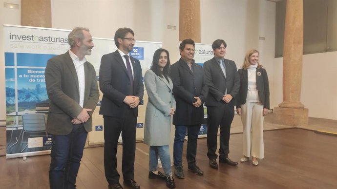 Representantes del Gobierno de Asturias y de Nueva Red Global, filial de Telecom México
