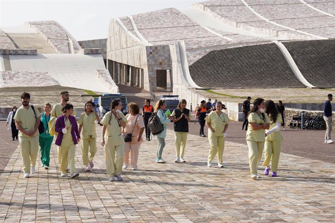 Archivo - Profesionales sanitarios salen de la Cidade de Cultura durante el desalojo por amenaza de bomba, a 7 de octubre de 2022, en Santiago de Compostela, A Coruña, Galicia (España). Efectivos de la Policía han desalojado los juzgado de Santiago de C