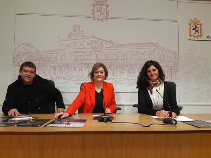 La concejala de Acción y Promoción Cultural del Ayuntamiento de León, Evelia Fernández (c), junto a Silvia Díaz Chica y Vicente Muñoz Álvarez.