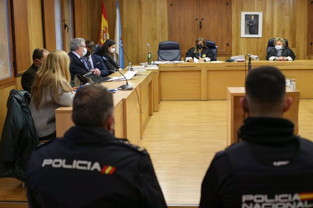 Archivo - La presunta asesina de su hija Desirée Leal, Ana Sandamil (i), sentada en la Audiencia Provincial donde continúa el juicio por el crimen de la niña, en Lugo, a 14 de febrero de 2022, en Lugo, Galicia.