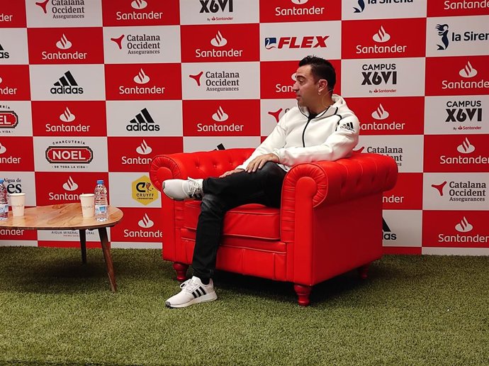 El entrenador del FC Barcelona, Xavi Hernández, en un acto de su Campus Xavi by Santander, en el Santander Work Café de Passeig de Grcia (Barcelona)