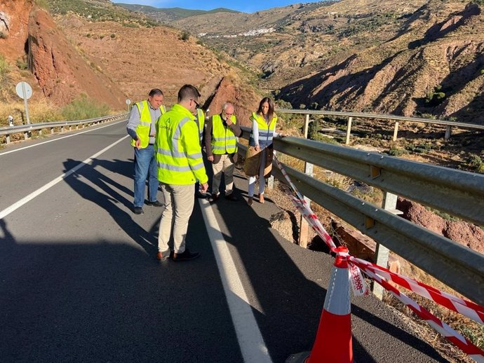 Obras en un socavón en la carretera de Canjáyar (Almería).