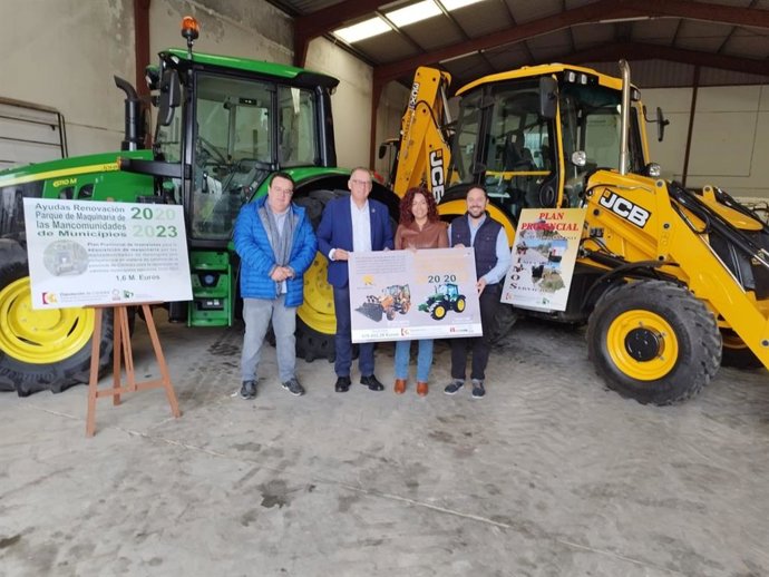 Entrega de maquinaria a la Mancomunidad de Sierra Morena Cordobesa para arreglar caminos.