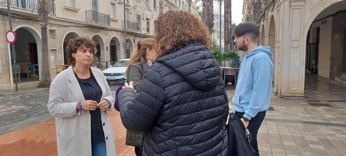 La secretaria de Igualdad del PSOE de Huelva, Conso Benítez, junto a otros socialistas onubenses.