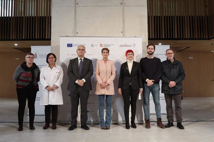 La presidenta de Navarra, María Chivite, y el resto de autoridades en la visita al nuevo centro de salud de Lezkairu