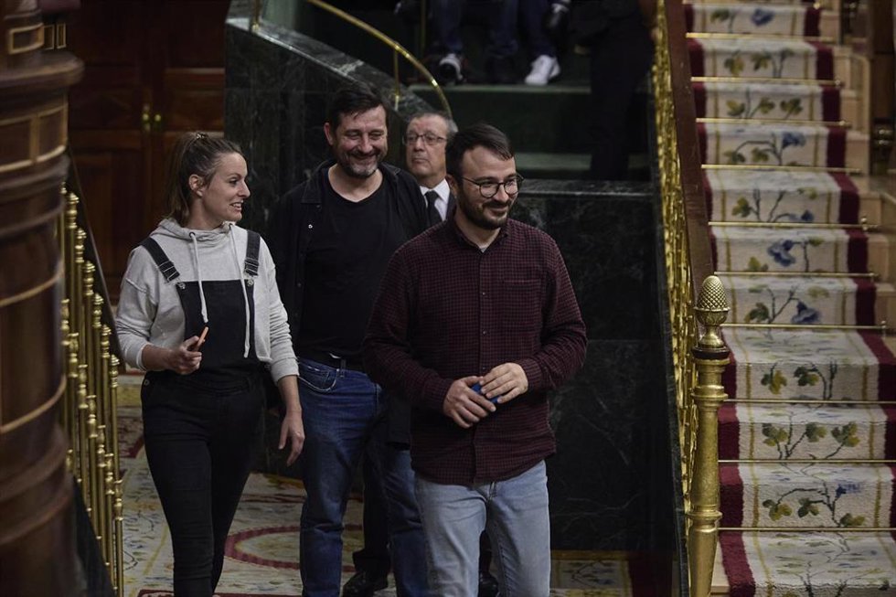 La portavoz de la CUP en el Congreso, Mireia Vehí (1i) y el diputado de la CUP Albert Botran (d), a su llegada a una sesión plenaria en el Congreso de los Diputados.
