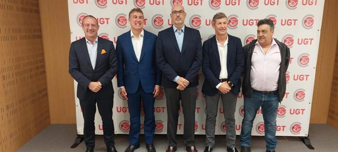 (I-D)El consejero delegado de Orange España, Jean-Franois Fallacher, su homólogo en Vodafone España, Colman Deegan, el presidente de Telefónica España, Emilio Gayo, el secretario general(SG) de UGT Comunicaciones, Alfredo Mesa, y el SG de FeSMC-UGT