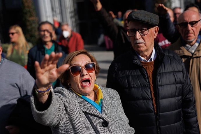 Varias personas levantan el brazo durante un acto organizado por el Movimiento Católico español (MCE)  en memoria de Francisco Franco y José Antonio Primo de Rivera, en la Plaza de Oriente, a 20 de noviembre de 2022, en Madrid.