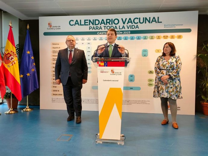 El presidente de la Junta, Alfonso Fernández Mañueco, atiende a los medios de comunicación en Salamanca durante la presentación del nuevo calendario de vacunaciones.