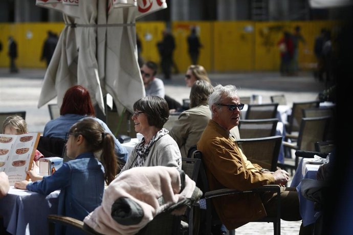 Archivo - Turistas en la Plaza Mayor de Madrid