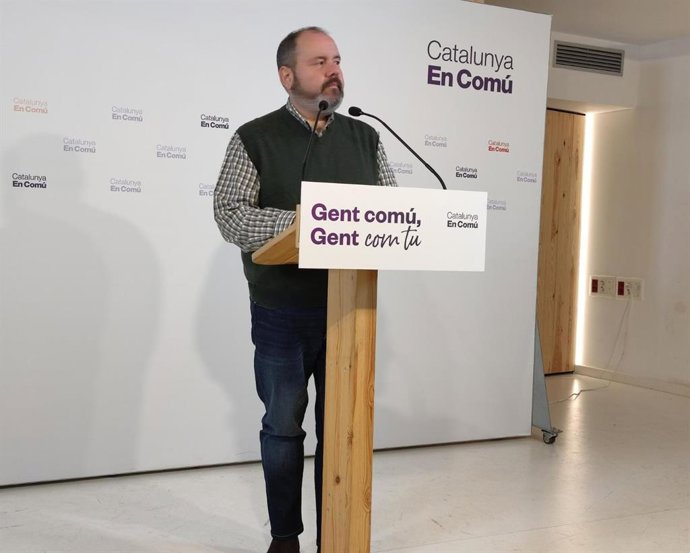 El portavoz de los comuns y diputado en el Congreso, Joan Mena, en rueda de prensa
