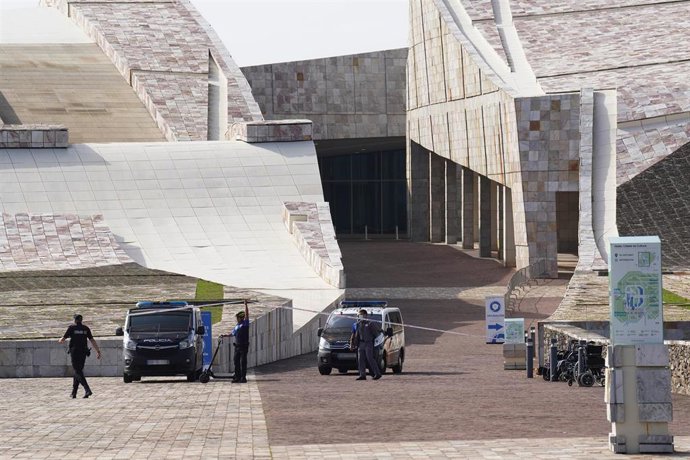 Archivo - Dos furgones y agentes de la Policía Nacional en las inmediaciones de la Cidade de Cultura durante el desalojo por amenaza de bomba, a 7 de octubre de 2022, en Santiago de Compostela, A Coruña, Galicia (España). 
