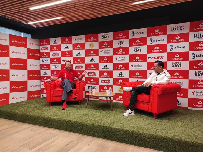 Felipe Martín, director de Medios y Patrocinios de Santander España, junto al entrenador del FC Barcelona, Xavi Hernández, en la rueda de prensa de presentación del Campus Xavi by Santander