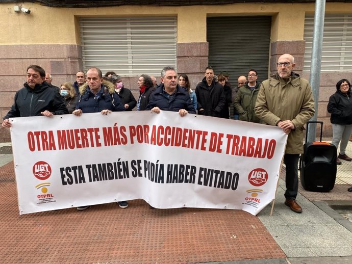 UGT La Rioja ha guardado este lunes un minuto de silencio en memoria del trabajador fallecido en una champiñonera de El Villar de Arnedo