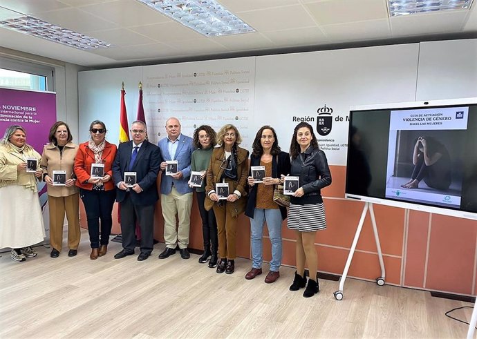 La directora general de Mujer y Diversidad de Género, Silvia Muñoz, presentó la Guía de lectura fácil de Actuaciones contra la Violencia de Género