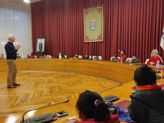 Escolares logroñeses conocen el edificio del Ayuntamiento y el funcionamiento del pleno en visitas guiadas