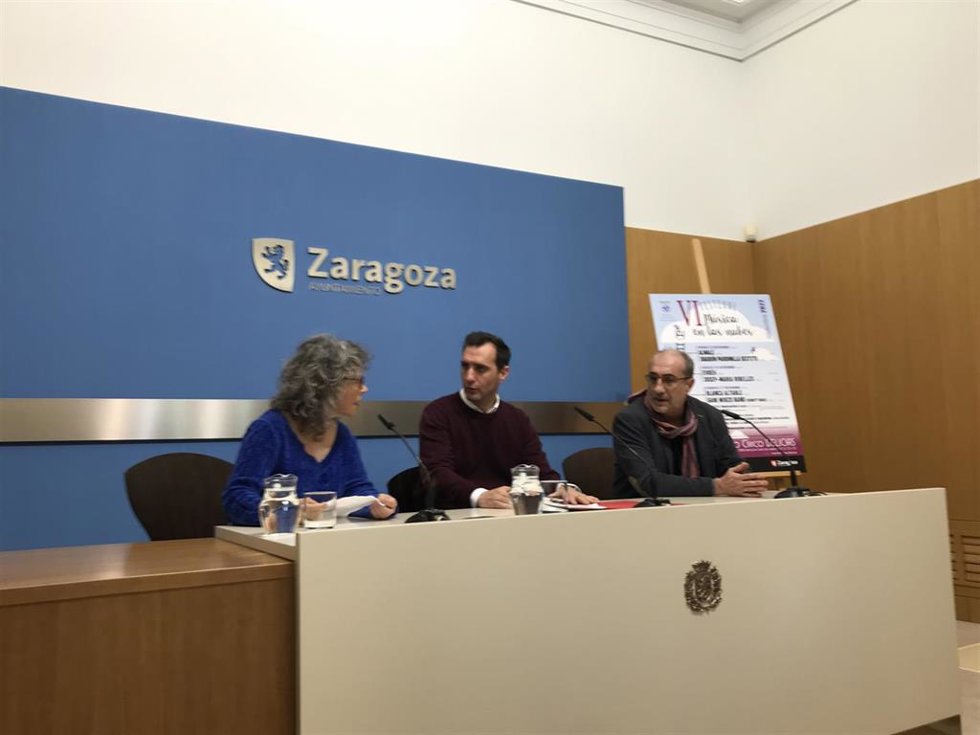 El consejero municipal de Participación y Relación con los Ciudadanos, Javier Rodrigo; junto a los representantes de Músicas Encantadas Producciones y miembros del grupo O'Carolan, Miguel Ángel Fraile y Pilar Gonzalvo