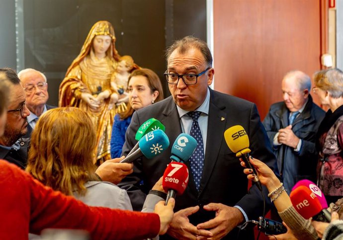 El consejero de Turismo, Cultura y Deporte, Arturo Bernal atiende a los medios durante el acto de presentación de la restauración de la obra 'Virgen con Niño', de Roque de Balduque a 21 de noviembre del 2022 en el Museo de Bellas Artes de Sevilla.
