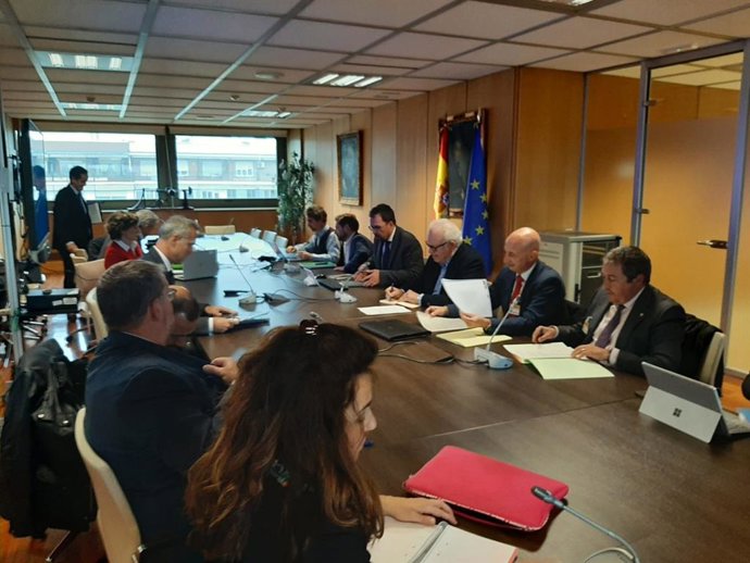 Reunión entre los representantes del Ministerio de Industria, Stellantis y de las comunidades autónomas de Aragón, Galicia y Madrid.