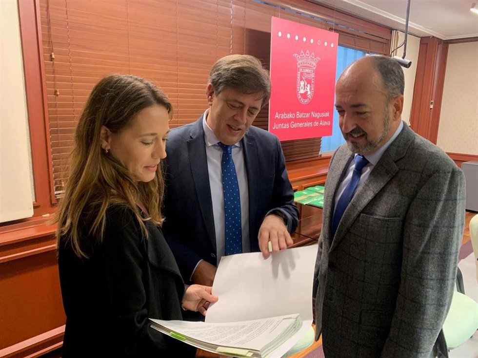 El diputado foral de Viarias y Movilidad, Carlos Ibarlucea, ha comparecido ante las Juntas Generales de Álava para presentar el proyecto de presupuesto de su departamento para 2023