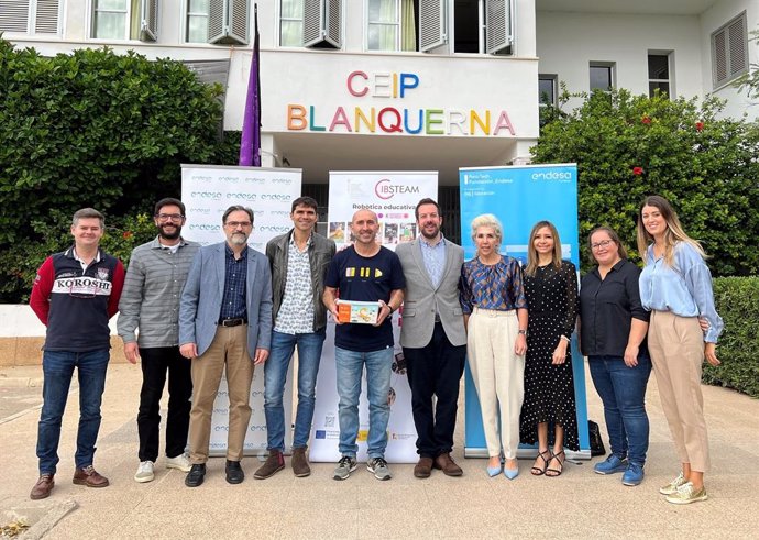 Acto de entrega de los kits RetoTech al CEIP Blanquerna, por parte de la Fundación Endesa.