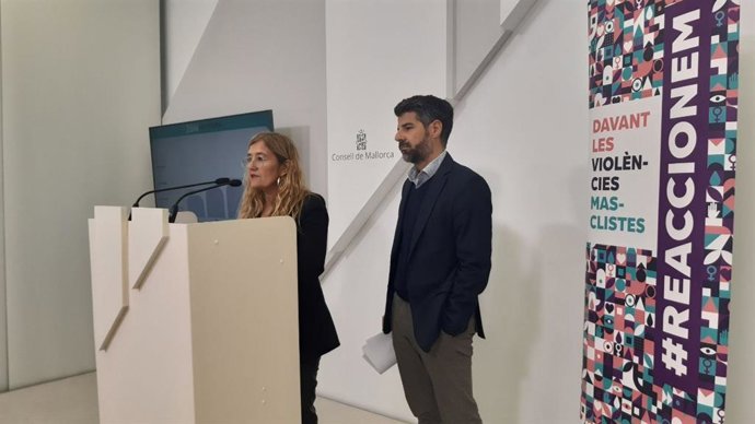 La directora insular de Iguldad y Diversidad del Consell de Mallorca, Rosa Cursach, en una rueda de prensa junto al conseller de Presidencia, Javier de Juan.