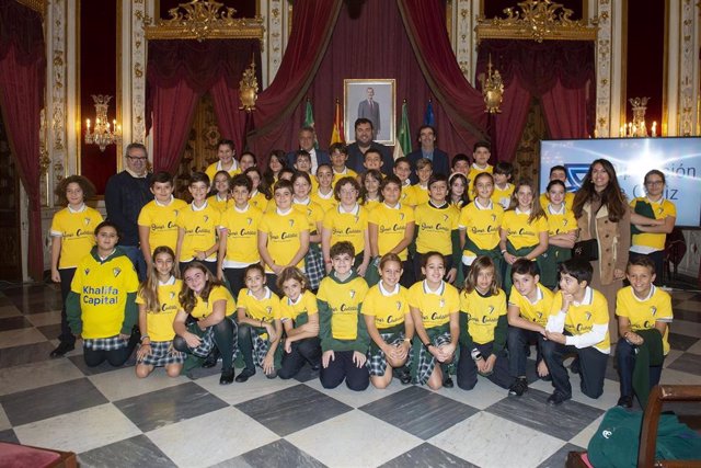 Escolares celebran en la Diputación el Día Internacional de la Infancia.