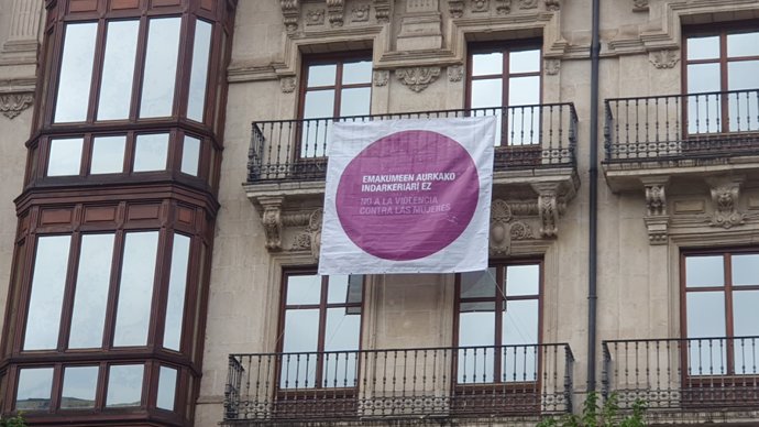 El punto lila en la fachada de las Juntas Generales en Bilbao